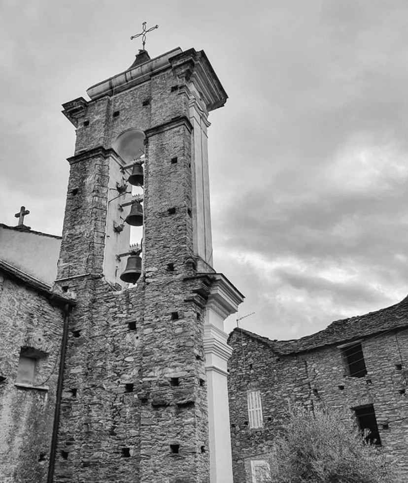 L'église Sainte-Lucie de Talasani et son clocher