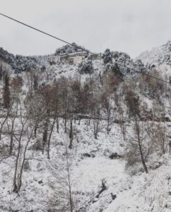 Le village de Talasani sous la neige